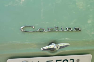 フォード コンサル コーティナ エステート：跳ね上げ式となるリアドアの中央部に“Cortina”のエンブレムが装着されている