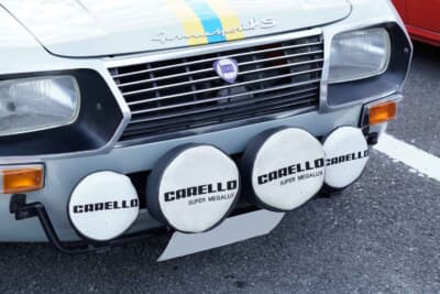 ランチア フルビア スポルト ザガート:ミルキーウェイ初参加時はノーマルだったが、主催者の兵頭さんにラリーモデファイがカッコいいと洗脳されたという塚本さん。スチールパイプでステーを製作、フォグ2灯から始まり現在は4灯を備えたフェイスとしている