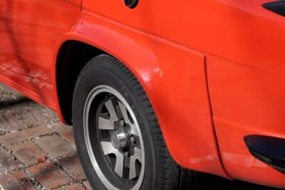 シムカ ラリー2：ラリーの特徴とも言えるのが、前後のオーバーフェンダーだ。オーバーフェンダーは、マイナス頭のビスで車体に固定されている