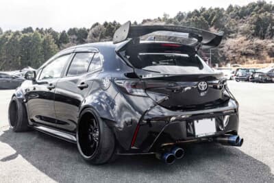 トヨタ カローラスポーツ：テールライトは社外品に変更されている