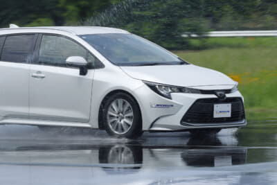 クロスクライメイト3：路面に水膜が張るウェットブレーキテストは、新品と摩耗させたクロスクライメイト3で比較。摩耗しても排水性能が確保され、減速Gがしっかりと立ち上がる