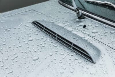 ランチア フルヴィア クーペ：フレッシュエアを取り込むため、ボンネットにはインテークダクトが設けられる