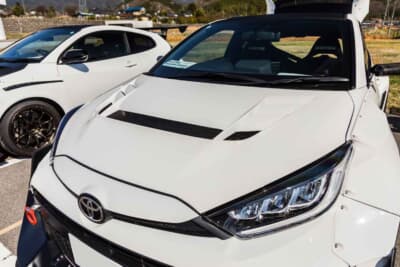 トヨタ GRヤリス：ボンネットはVARISのカーボン製をあえてボディカラーにペイント