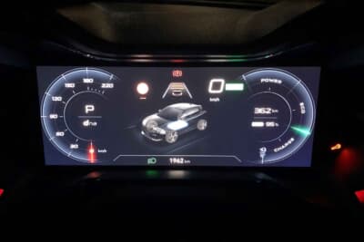 アルファ ロメオ ジュニア エレットリカ：Dynamicモードのメーター表示