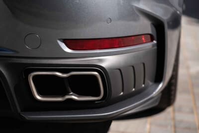 ポルシェ911ターボS:ターボ専用のチタンテールパイプがディフューザーから覗いて見える