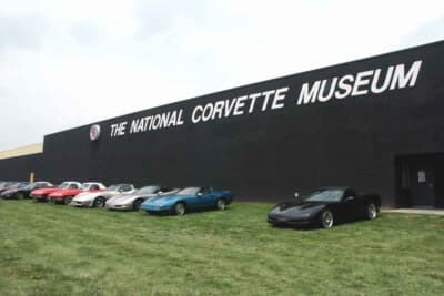 ケンタッキー州ボーリンググリーンにあるコルベットミュージアム。館内には貴重なモデルが多数展示されている