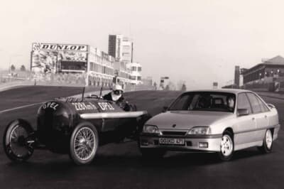 ニュルブルクリンクのストレートに並べられたオペル オメガと1914年製のオペルグランプリカー。このマシン、すでに4バルブクロスフローのエンジンを搭載していた