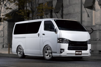 クロスオーバー・ガーメンツ スタイルA：装着ホイールはサンドガンメタ。サイズは15インチと16イ ンチの2サイズ。マットな質感がハイエースの足元 に独特の彩りを加えてくれる