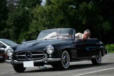 位置を確認し、フロントタイヤが見やすい位置にマーカーを貼り付ける参加者たち