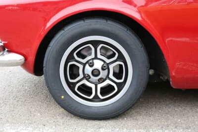 アルファ ロメオ 1750GTV：タイヤはダンロップ DIREZZA 03G R3コンパウンドでサイズは195/60R14。ホイールはMOMO Vegaで6J×14インチ