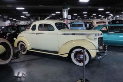 1937年 クライスラー ロイヤル “クライスラー エイト” 2ドア・クーペ：クライスラーのフルサイズカー。グレード名「クライスラー・エイト」は、直列8気筒エンジンを搭載していたことを示している