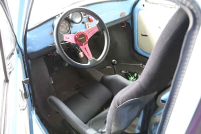 フィアット 500R：休日の専用車として使用。モモ製のステアリングなどを装備している