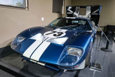 1964年 フォード GT40 プロトタイプ レーシング クーペ GT/103:フォードがル・マン24時間を制覇するために製作したGT40です。シャシーNo.103の個体は、1964年のル・マンにデビューするもリタイアを喫し、以後3戦リタイアが続きましたが、翌1965年シーズンにはシェルビーの手によりデイトナ24時間で優勝を飾っています