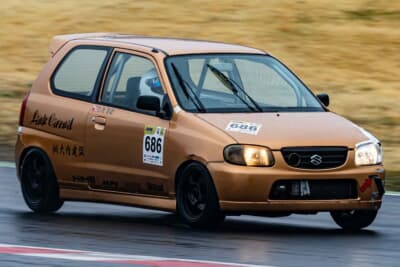 見た目のカッコよさも譲れないと話す大内さん。ゴールドに全塗装し、エアロパーツも装着している。今後はさらなる軽量化を目指す