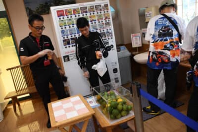 スカベンジャーラリーのチェックポイントではクイズも行われた。ここでのクイズは、アクリル箱のなかのミカンの数を当てるというものも