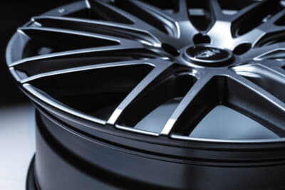 突出するスポークもさることながら、注目すべきはリム。フローフォーミングと呼ぶ、鍛造に迫る強度と軽さを両立した特殊仕様なのだ