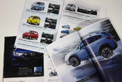 ページをめくるという行為そのものが、クルマの世界へ没入する儀式だった