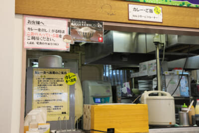 カウンターにカレーのルーと温かいご飯の入ったジャーが置いてある