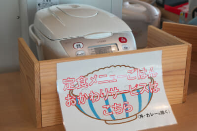 カウンターにジャーが置かれ、定食のごはんはセルフでおかわり自由