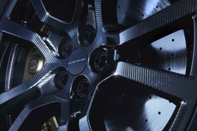 ンジローバー スポーツSVカーボン：カーボンホイールは鍛造ホイールに対して21kg軽量化を達成