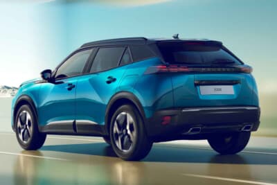 プジョー2008GTハイブリッド：リアエンドに向けて跳ね上がるサイドのウェストラインが特徴