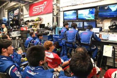 レース中のSTIのピット内の様子