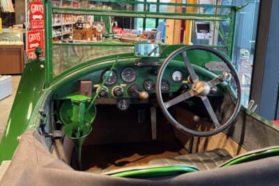 ベントレー4.5L オールド・マザー・ガン：木目柄でもなくスチール材でもないグリーン革のコクピットというこだわり