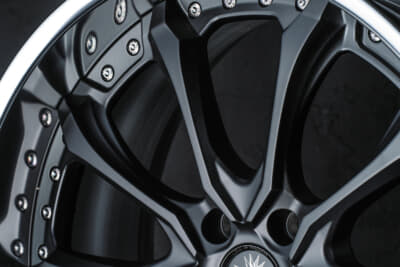 マットブラックのヴェルサム。通常カラーより、マッシブな印象で印象もガラリと変化。アルファードの装着写真と比べても違いは一目瞭然！