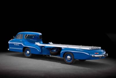 従来の商用車のように運転席と荷台の間には仕切りがなく、トランスポーターの本体は単一の金型から鋳造された。高級2ドア300S/W188のX字型チューブラーフレームは前後に延長され、メルセデス・ベンツのレーシングカーを荷台に納める十分なスペースを確保。写真は斜め後方からスタジオ撮影