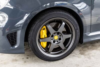 APF595：ホイールはラ・ヴォーノFLOW FORM 06（16インチ）、ブレーキパッドは「ZONE ストリート for アバルト」を装着