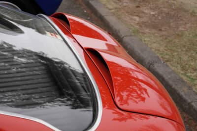 フィアット アバルト 750GT ザガート:ルーフのダブルバブルから続いて、エンジンが収まるリアゲートも同様に半円状のエアスクープを備えるデザインとなっている