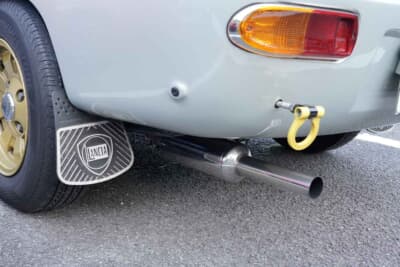 ランチア フルビア スポルト ザガート:バンパーレス、牽引フック、マッドフラップを装着し競技車両の雰囲気を高めている。マフラーはステンレススチール製だ