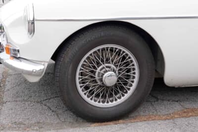 MG「B」:165/80R14サイズのタイヤとスポークホイールはセンターロック方式。フロントはディスクブレーキを備える