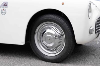 シアタ アミカ：135幅15インチというタイヤサイズ。純正のホイールキャップが備わった足元