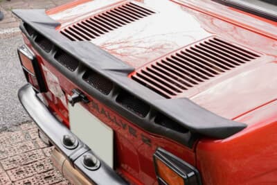 シムカ ラリー2：エンジンフードにあるリアスポイラーには、熱を逃すための穴が設けられている。バンパーやライトベゼルなどのメッキ部分がブラックアウトされているのも、ラリーの特徴だ