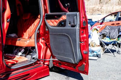 ホンダ N-BOX:スライド式だった後席ドアは、フロント用のドアを移植して観音開きに変更