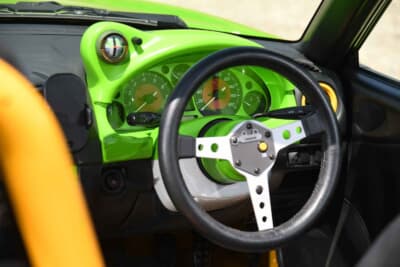 マツダ ロードスター：ステアリングにMOMOのプロトティーポ、社外メーターフードの追加メーター部に傾斜計を組み込み、本気度満点のディテール