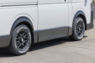 WEDS ADVENTURE MUD VANCE 08:SUVや4WD系にマッチする力強いオフロードスタイルのディスクデザイン。ゴツゴツとしたブロックタイヤやホワイトレターとも好相性だ