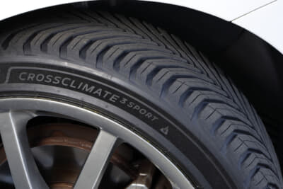 クロスクライメイト3：サイドウォール部の表面の特殊造形により、光の反射量を減らすことで深みのある上質な黒さを実現