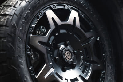 weds クロスオーバーガーメンツスタイルM:8本のショートスポーク根本で、横方向のスリットと縦方向の深いスリットとが交錯する。リムフランジがビードロック調なのも精悍だ