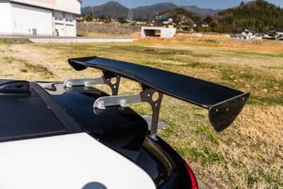 トヨタ GRヤリス：ステーを自作したVORTEXのリアウイング