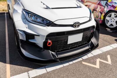 トヨタ GRヤリス：気になるワイドボディはパンデムのキットで、車幅いっぱいのカナードが備わるフロントスポイラーや、大きく張り出した前後のブリスターフェンダー、巨大なリアウイングなどが特徴的だ