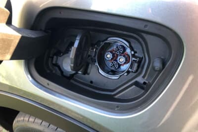 アルファ ロメオ ジュニア エレットリカ：普通充電は200Vに対応した充電ケーブルと、急速充電は日本独自の規格であるCHAdeMOに対応している