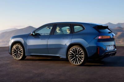 BMW iX3：力強く張り出したホルダーラインとエレガントなテールライトのリアビュー