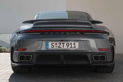 ポルシェ911ターボS:サイドエアインテークと特徴的なリアスポイラーを装備