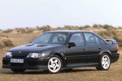 ロータス オメガ：量販オメガと異なり、リアホイールアーチはスパッツが外され、オーバーフェンダーも付く