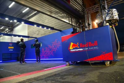 F1ドライバーのマックス・フェルスタッペンが運営するチームのピット