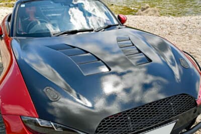 マツダ ロードスター：First Molding製フルカーボンスーパーボンネットを装着。エンジンルームにCUSCO製タワーバーを前後に装着