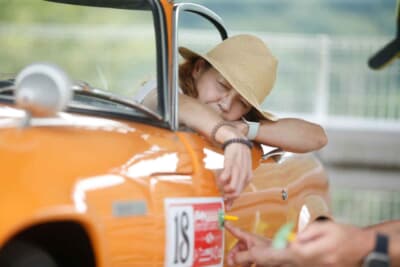 位置を確認し、フロントタイヤが見やすい位置にマーカーを貼り付ける参加者たち