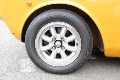 アルファ ロメオ 1750GTV：ホイールは前後とも14インチのパナスポーツ。タイヤはブリヂストンのPlayzで、サイズは185/65R14